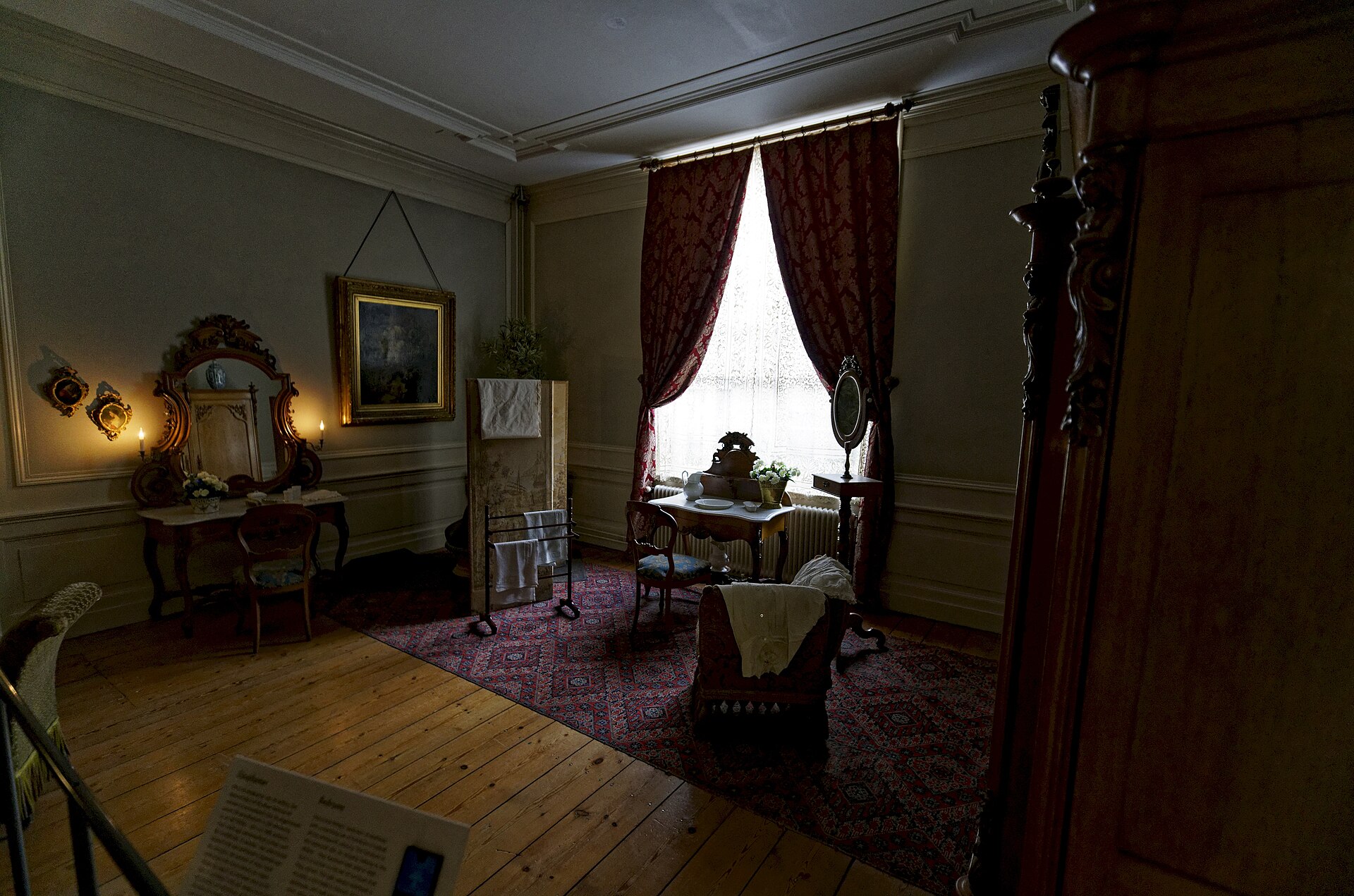 Amsterdam Herengracht Museum Willet Holthuysen Upper Floor Bedroom 1, illustrating What Does Feng Shui Say About a Small Bedroom